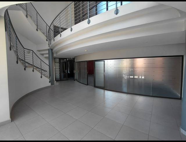 2,037M² OFFICE TO LET IN VORNA VALLEY